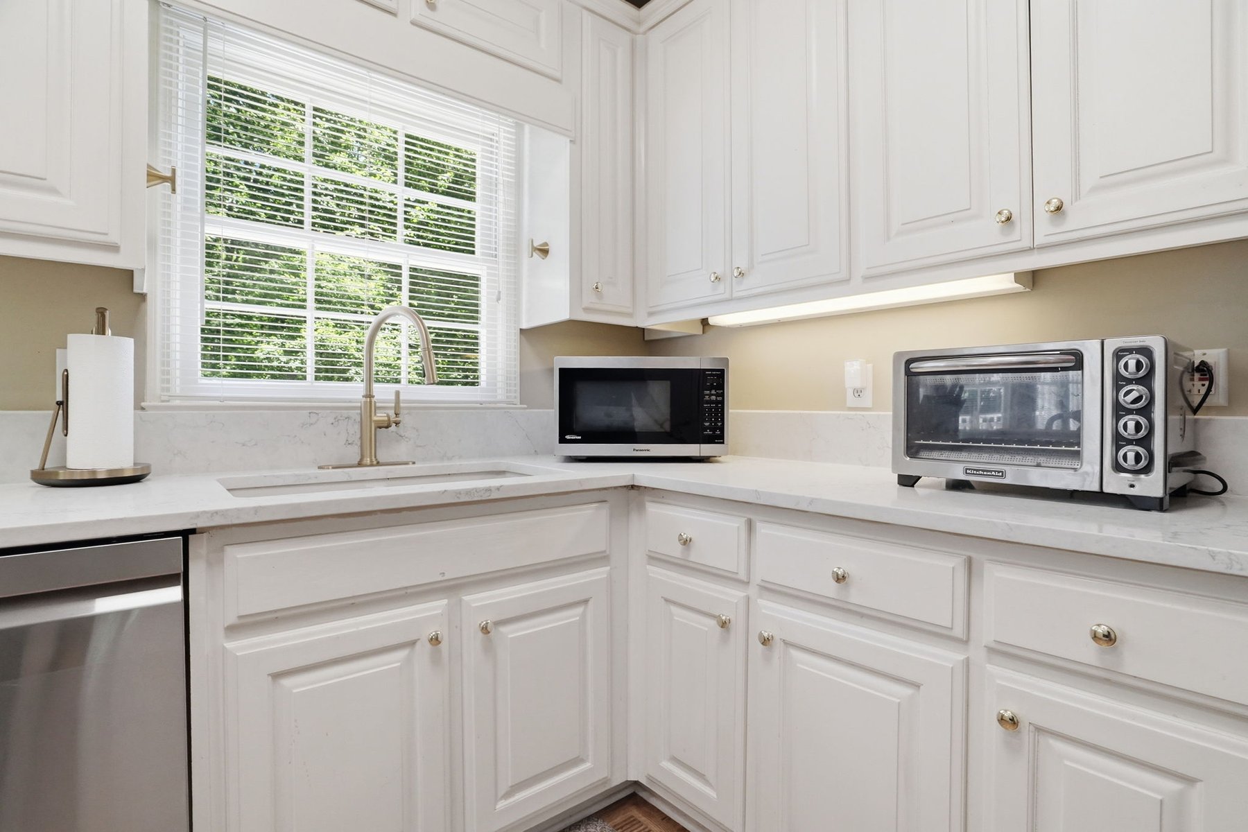 Kitchen range and counter space